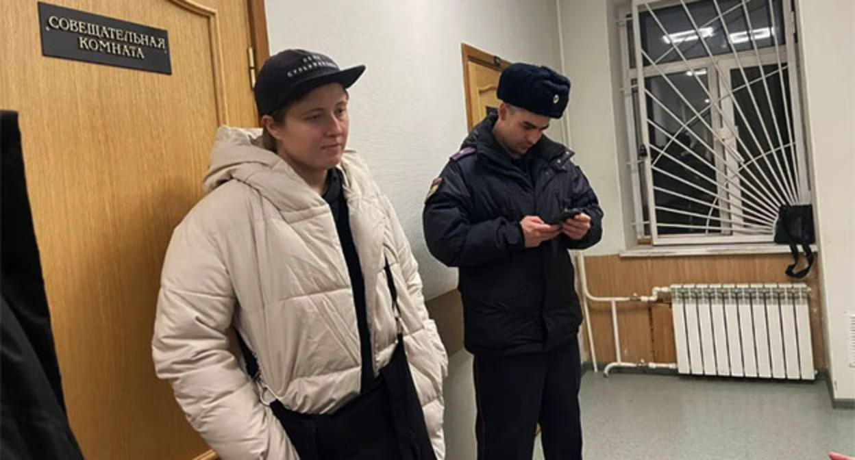 Елена Патяева и сотрудник полиции после заседания. Фото: Валерия Шимаковская / MR7 Елена Патяева и сотрудник полиции после заседания. Фото: Валерия Шимаковская / MR7