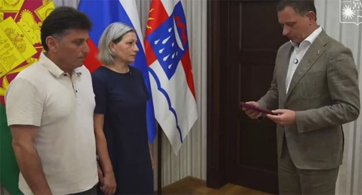 Вручение награды родителям Айка Роганяна. 26 августа 2026 г. Фото: мэр Сочи Андрей Прошунин Вручение награды родителям Айка Роганяна. 26 августа 2026 г. Фото: мэр Сочи Андрей Прошунин
