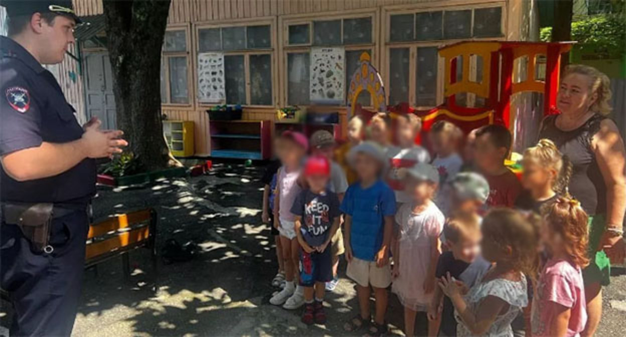 Сочинские первоклассники. Фото: https://kubnews.ru/obshchestvo/2026/08/23/v-sochi-avtoinspektory-gotovyat-budushchikh-pervoklassnikov-k-shkole-/
