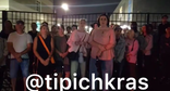 Родители школьников у здания школы №66 на улице Пономаренко в Краснодаре. Фото: Краснодар - Телетайп / Telegram-канал