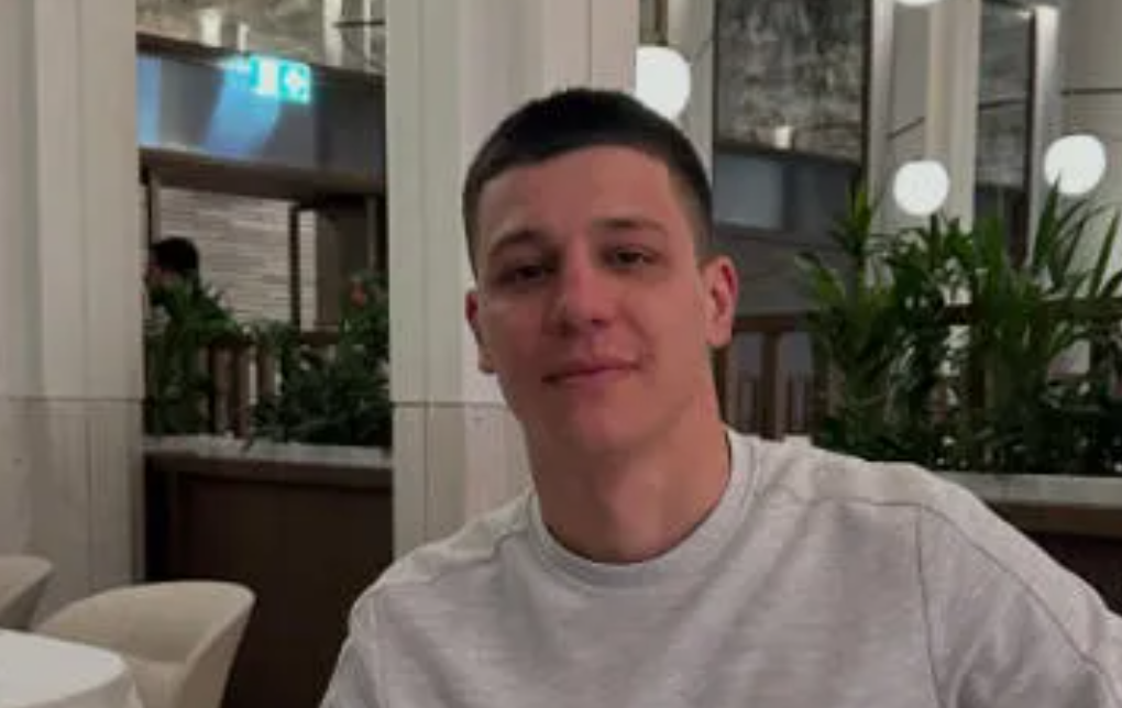 Даур Буава. Скриншот фото "Интерпрессньюс", https://www.interpressnews.ge/ka/article/878444-policiam-apxazi-blogeris-daur-buavas-gardacvalebis-paktze-gamoziebis-parglebshi-narkotikuli-sashualebis-shezena-shenaxvis-braldebit-ori-piri-daakava