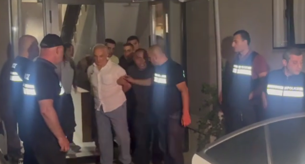 Кадр задержания бизнесмена и зоозащитника Тамаза Элизбарашвили. Фото TV Pirveli/ https://tvpirveli.ge/ka/siaxleebi/sazogadoeba/134418-tamaz-elizbarashvili-dakavebulia