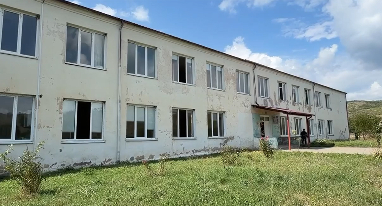 Здание школы в селе Цинагар. Кадр из видео в телеграм-канале Марата Камболова - https://t.me/maratkambolov/171