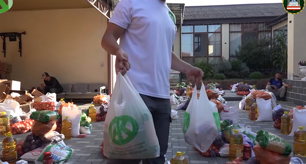 Продуктовая помощь от фонда Кадырова. Кадр из видео в YouTube-канале мэрии Грозного - https://www.youtube.com/watch?v=qVHL7hbVkQ0 Продуктовая помощь от фонда Кадырова. Кадр из видео в YouTube-канале мэрии Грозного - https://www.youtube.com/watch?v=qVHL7hbVkQ0