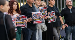 Акция зоозащитников. Скриншот фото Publika от 06.09.26, https://www.facebook.com/photo?fbid=1862280591838149&set=pb.100041686795244.-2207520000(деятельность компании Meta, владеющей соцсетью, запрещена в России).