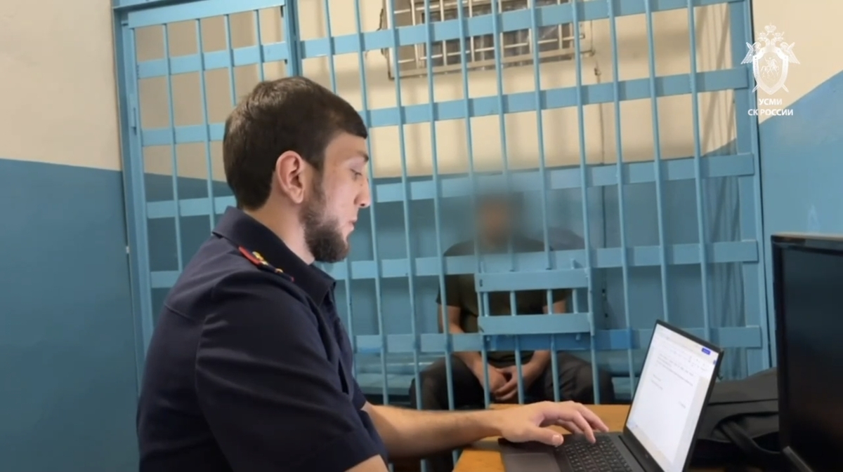 Следователь беседует с задержанным за двойное убийство в Хасавюрте. Кадр видео СКР / Telegram