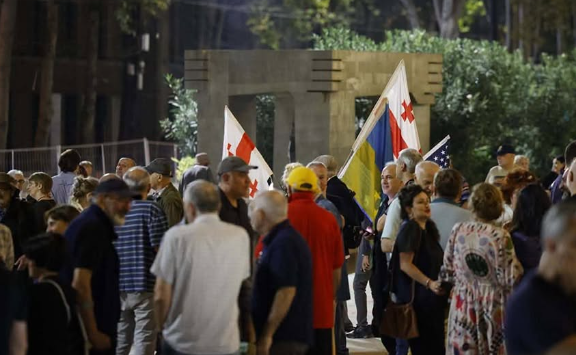 Протесты в Тбилиси 13.09.26, фото Publika? https://www.facebook.com/photo/?fbid=1868873444512197&set=a.715406393192247 (деятельность компании Meta, владеющей соцсетью, запрещена в России)