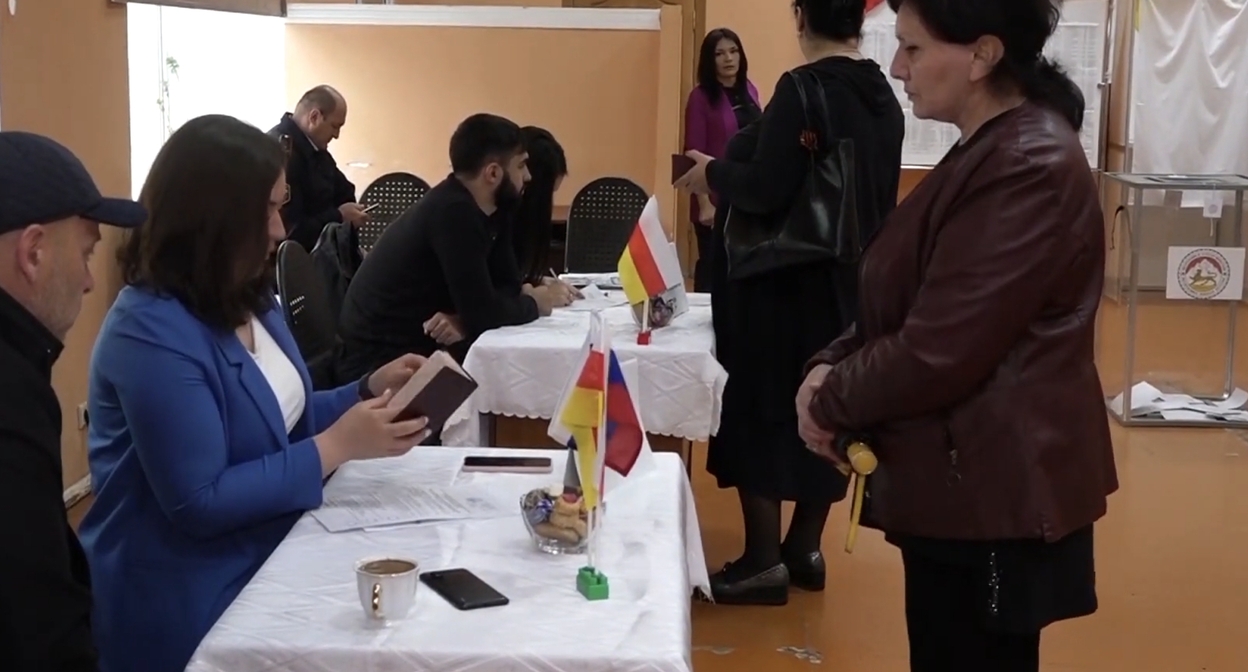 Голосование на выборах в Южной Осетии. Кадр видео ГТРК Ир / YouTube Голосование на выборах в Южной Осетии. Кадр видео ГТРК Ир / YouTube
