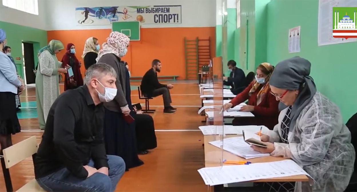 На избирательном участке. Кадр из видео на YouTube-канале мэрии Грозного - https://www.youtube.com/watch?v=lHpK4TKhbOE