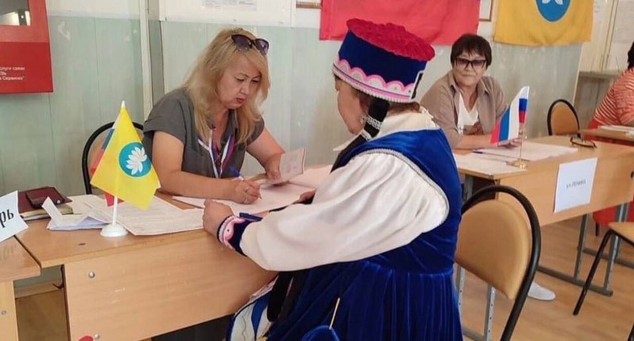 Жительница Калмыкии на избирательном участке. Фото: избирком Калмыкии https://vk.com/wall-205355697_981 Жительница Калмыкии на избирательном участке. Фото: избирком Калмыкии https://vk.com/wall-205355697_981