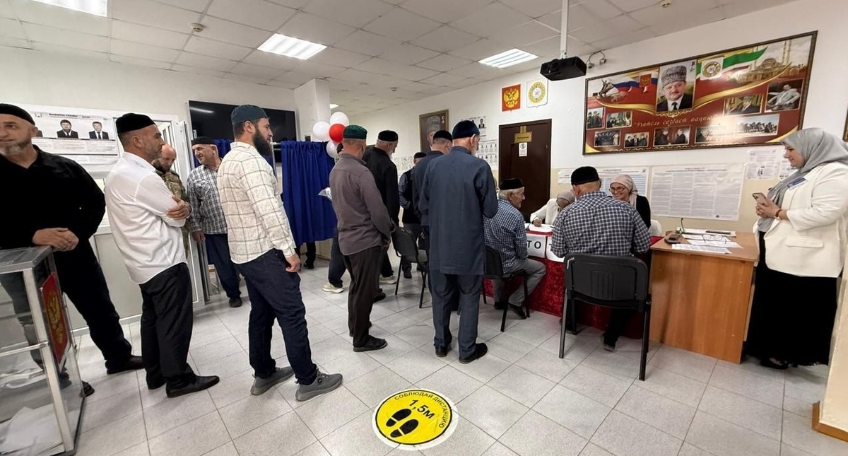 Люди на избирательном участке в Чечне. Фото: избирком Чечни https://t.me/ikchr95/5091