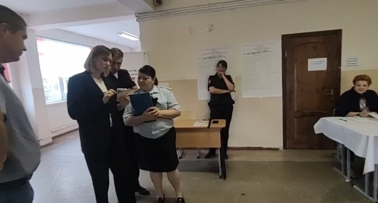 Представители силовой структуры на избирательном участке в Краснодаре. 20 сентября 2026 года. Кадр видео из телеграм-канала "ТИК Западная голосование 2026" https://t.me/tikzapad/94