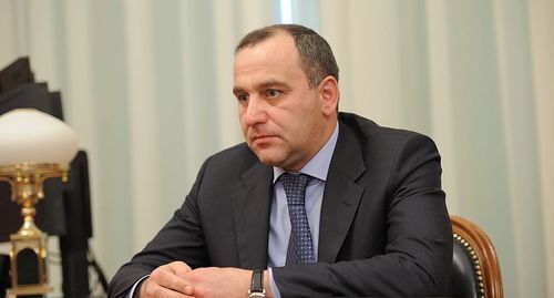 Рашид Темрезов на встрече с президентом В. Путиным. Фото: http://government.ru/docs/18731/photolents.html Рашид Темрезов на встрече с президентом В. Путиным. Фото: http://government.ru/docs/18731/photolents.html