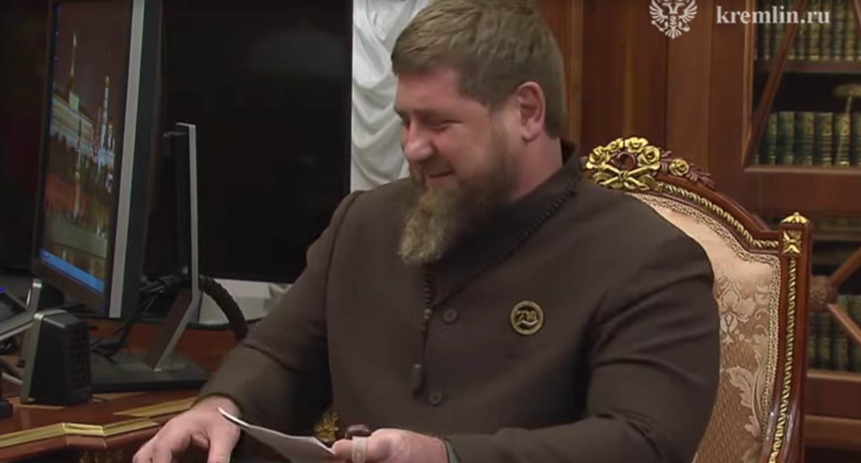 Кадыров на встрече с президентом России. Стоп-кадр видео YouTube-канала AKIpress news, https://www.youtube.com/watch?v=crvY6fuG92U