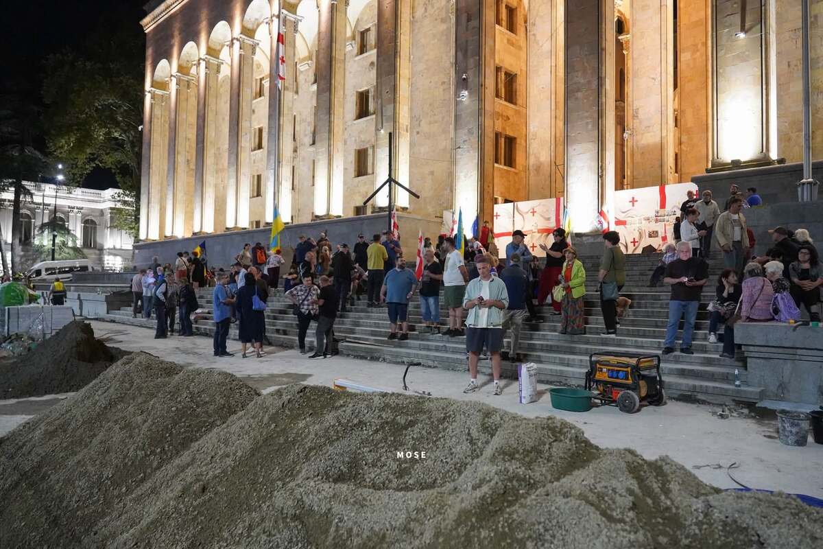Участники непрерывных акций на Руставели в Тбилиси в 665-й день. Фото: MO SE / Facebook"