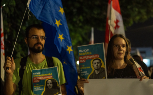 Плакаты в руках активистов. Скриншот фото Publika от 26.09.26, https://www.facebook.com/photo/?fbid=1881655053234036&set=pcb.1881655233234018 (деятельность компании Meta, владеющей соцсетью, запрещена в России).