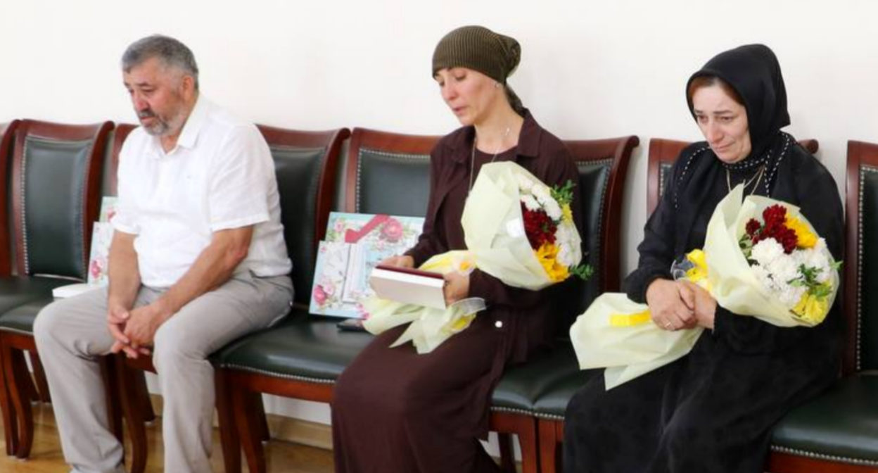 Родные убитых бойцов. Скриншот фото из ТГ-канала Запира Гасанова, https://t.me/ZapirGasanov/19891