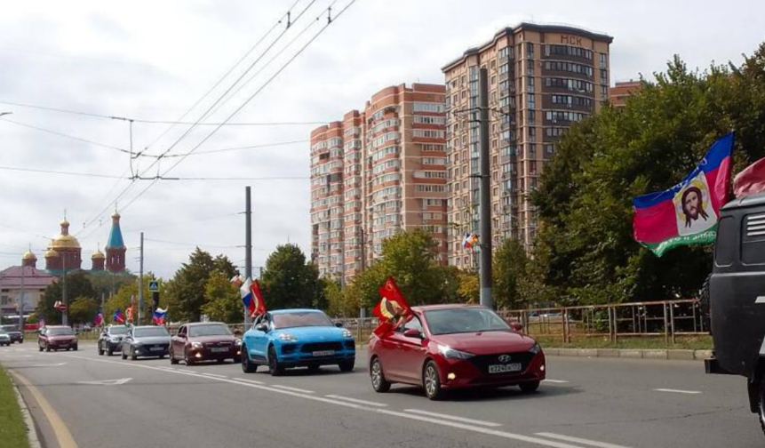 Автомобильный крестный ход в Краснодаре. Скриншот фото "Краснодар ЮМР" от 27.06.26, https://t.me/KrasnodarUMR/29072. Автомобильный крестный ход в Краснодаре. Скриншот фото "Краснодар ЮМР" от 27.06.26, https://t.me/KrasnodarUMR/29072.