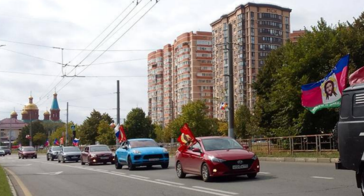 Автомобильный крестный ход в Краснодаре. Скриншот фото "Краснодар ЮМР" от 27.06.26, https://t.me/KrasnodarUMR/29072. Автомобильный крестный ход в Краснодаре. Скриншот фото "Краснодар ЮМР" от 27.06.26, https://t.me/KrasnodarUMR/29072.