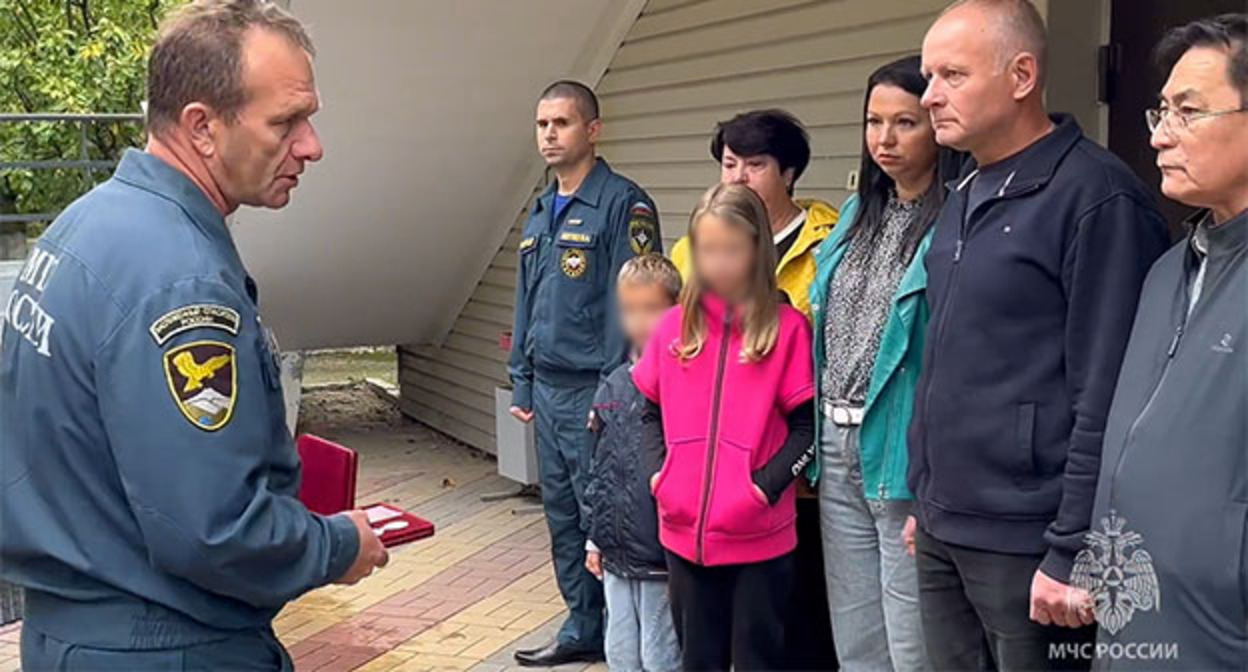 Передача медали "За отвагу" семье погибшего спасателя МЧС России Семена Лугового. 30 сентября 2026 г. Фото: https://vk.ru/urpso_mchs