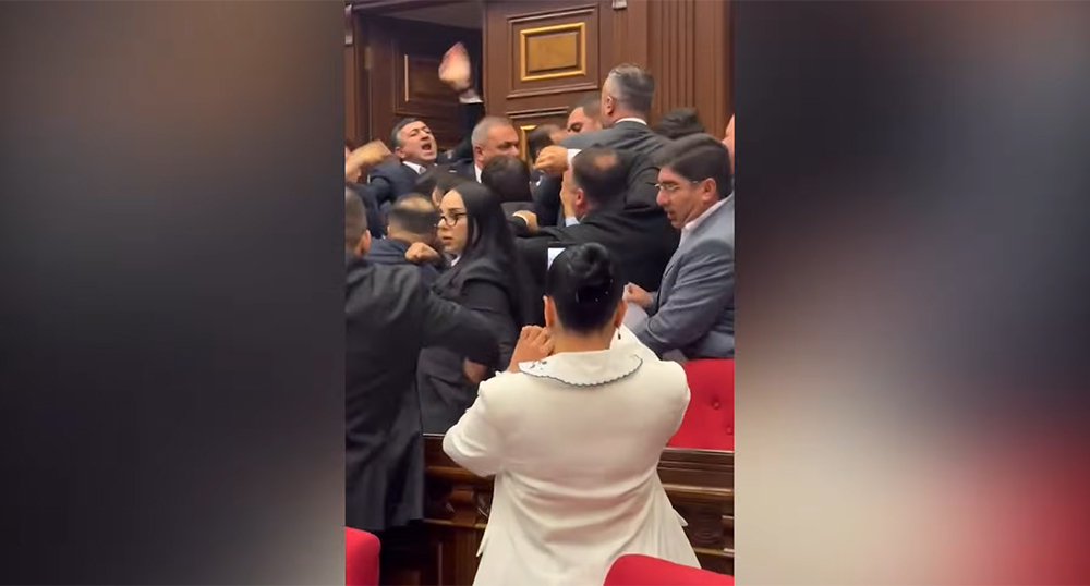 Драка в парламенте Армении. Кадр из видео https://www.youtube.com/watch?v=a5vsY05cfpA Драка в парламенте Армении. Кадр из видео https://www.youtube.com/watch?v=a5vsY05cfpA