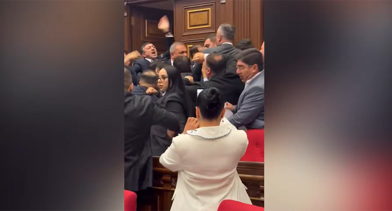 Драка в парламенте Армении. Кадр из видео https://www.youtube.com/watch?v=a5vsY05cfpA Драка в парламенте Армении. Кадр из видео https://www.youtube.com/watch?v=a5vsY05cfpA
