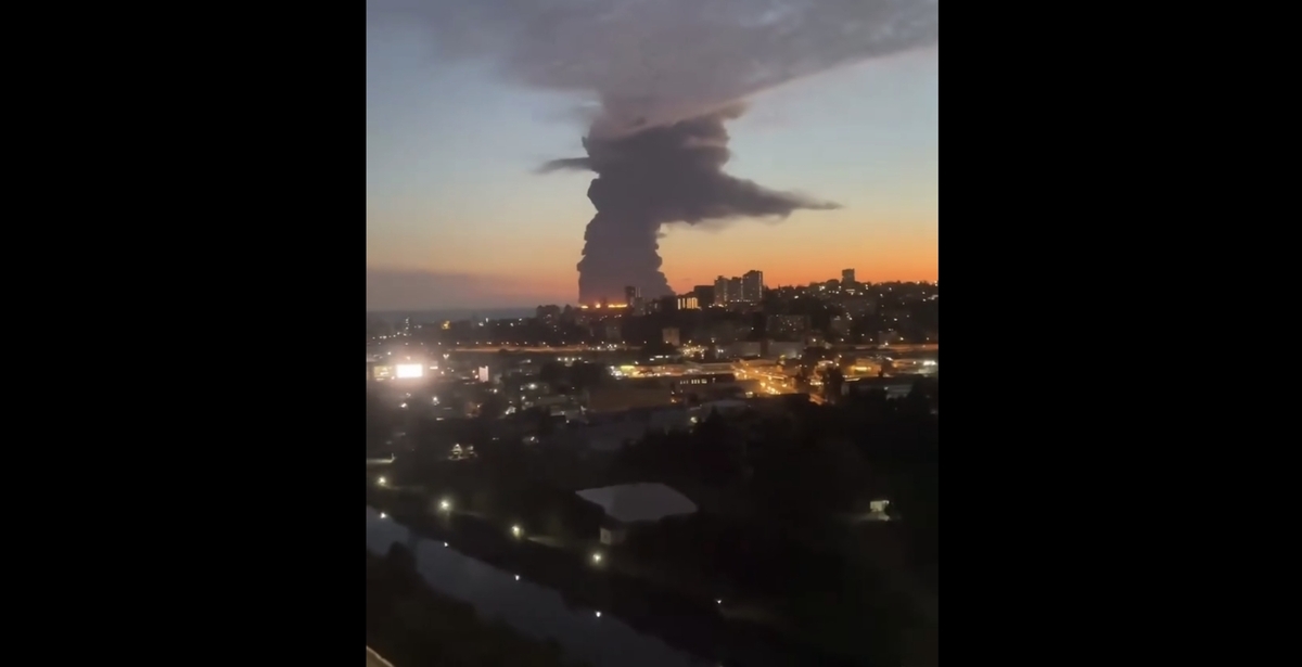 Дым от горящего танкера над Сочи. Кадр видео sochi.24 / Instagram*