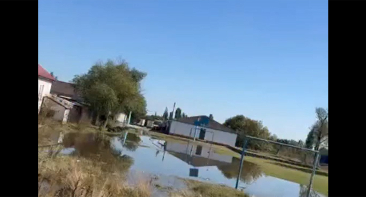 Двор школы в селе Шушановка. Кадр из видео https://www.instagram.com/golos.dagestan_/reel/DeKUKzLuOOj (деятельность компании Meta (владеет Facebook, Instagram и WhatsApp) запрещена в России) Двор школы в селе Шушановка. Кадр из видео https://www.instagram.com/golos.dagestan_/reel/DeKUKzLuOOj (деятельность компании Meta (владеет Facebook, Instagram и WhatsApp) запрещена в России)
