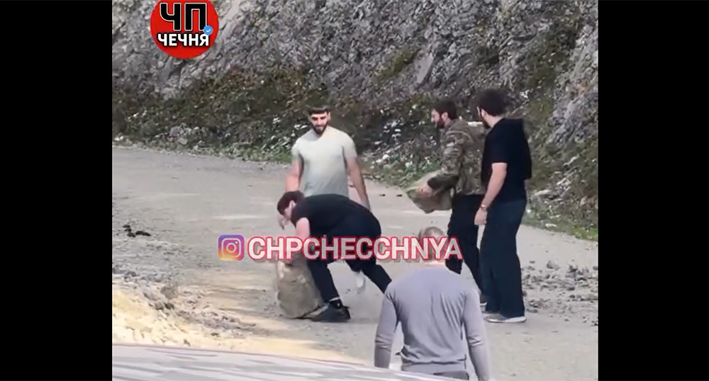 Жители Чечни расчищают дорогу после камнепада. Кадр из видео https://www.instagram.com/p/DeGtucrMjdM (деятельность компании Meta (владеет Facebook, Instagram и WhatsApp) запрещена в России)