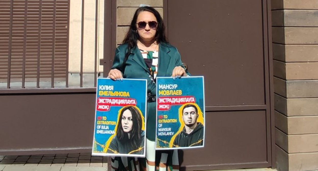 Участница акции в Ереване в поддержку Мансура Мовлаева и Юлии Емельяновой. Скриншот публикации https://t.me/rusnews/92824 Участница акции в Ереване в поддержку Мансура Мовлаева и Юлии Емельяновой. Скриншот публикации https://t.me/rusnews/92824