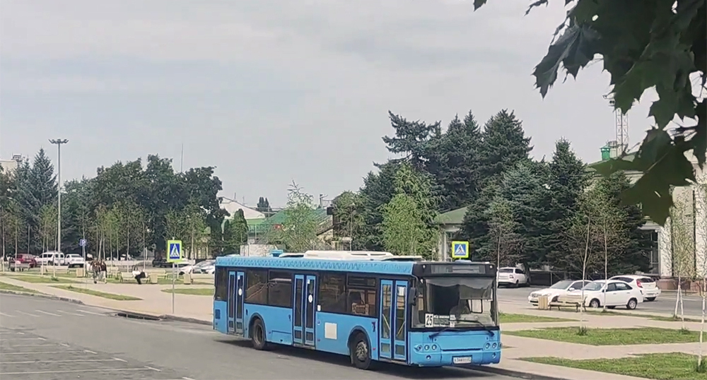 Автобус в Нальчике. Кадр из видео https://www.youtube.com/watch?v=VAX5mgAhH8w Автобус в Нальчике. Кадр из видео https://www.youtube.com/watch?v=VAX5mgAhH8w