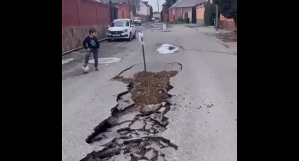 Улица в Назрани. Кадр из видео https://www.instagram.com/p/DekMyT5RP-9 (деятельность компании Meta (владеет Facebook, Instagram и WhatsApp) запрещена в России) Улица в Назрани. Кадр из видео https://www.instagram.com/p/DekMyT5RP-9 (деятельность компании Meta (владеет Facebook, Instagram и WhatsApp) запрещена в России)