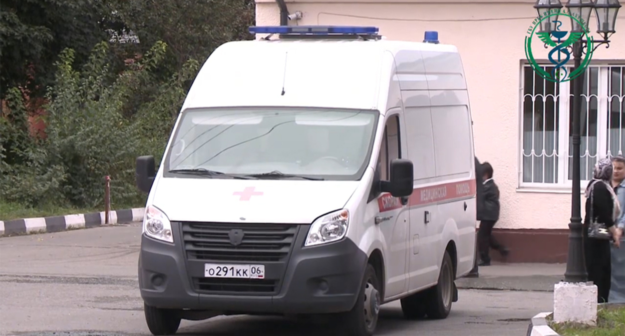 Машина скорой помощи на территории ИРКБ. Кадр из видео https://www.youtube.com/watch?v=nh3sxW_90fM Машина скорой помощи на территории ИРКБ. Кадр из видео https://www.youtube.com/watch?v=nh3sxW_90fM
