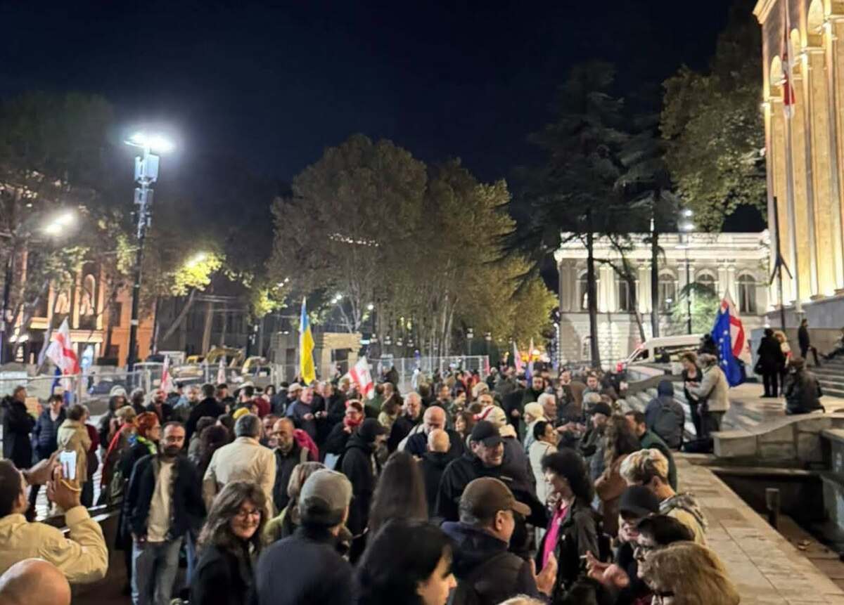Участники акции протеста перед парламентом Грузии. Фото: Фото: Giorgi Mumladze / Facebook* Участники акции протеста перед парламентом Грузии. Фото: Фото: Giorgi Mumladze / Facebook*