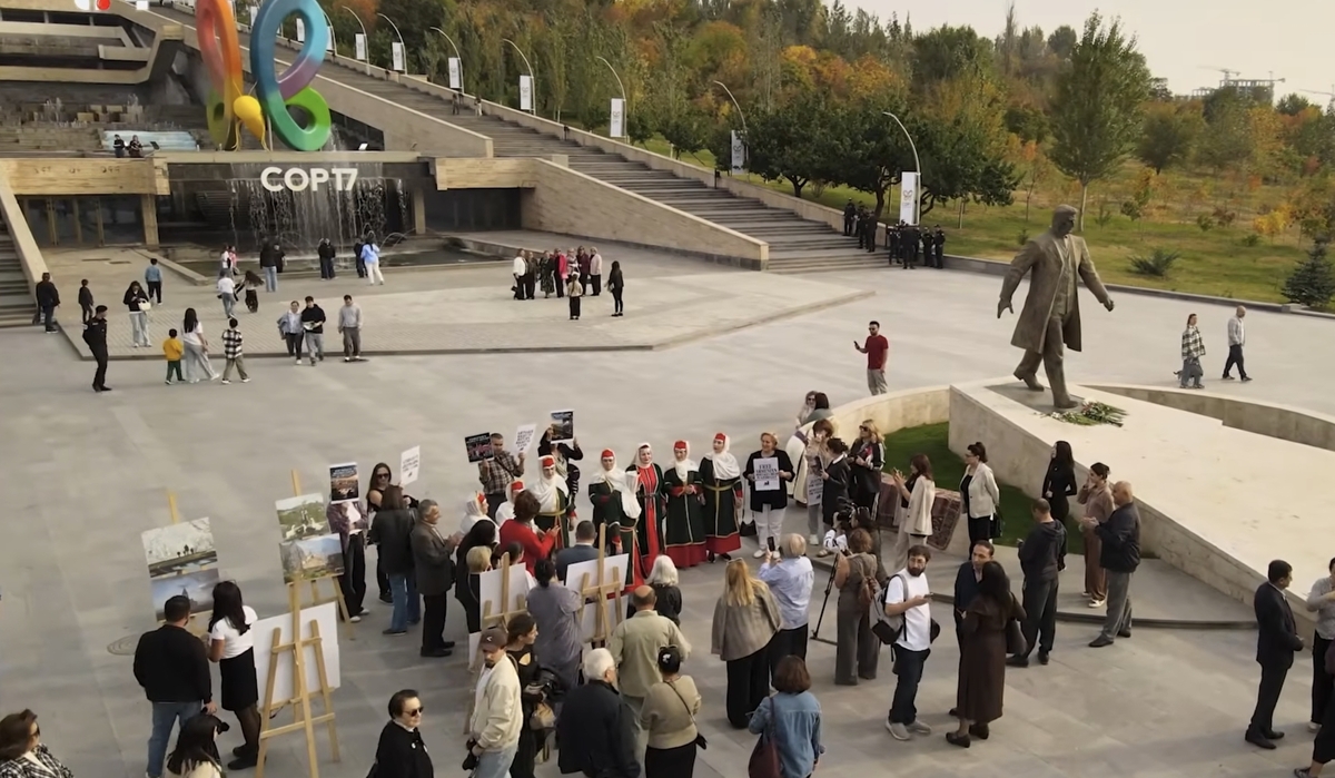 Акция “Откройте для себя Арцах. Давайте познакомимся!” возле входа в “зеленую зону” COP17. Кадр видеосюжета
Artsakh Public TV / YouTube Акция “Откройте для себя Арцах. Давайте познакомимся!” возле входа в “зеленую зону” COP17. Кадр видеосюжета
Artsakh Public TV / YouTube