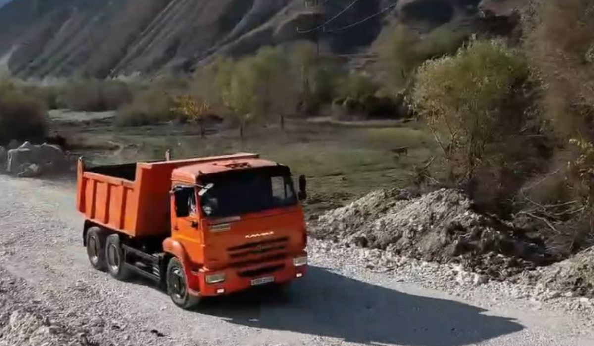 Камаз на объездной дороге. Фото от 31.10.26  https://t.me/Khapur_Chapur/2544