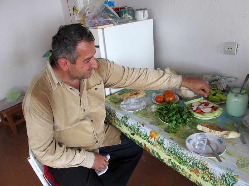 Артур за столом, угощает нас огурцами и помидорами с огорода. Артур за столом, угощает нас огурцами и помидорами с огорода.