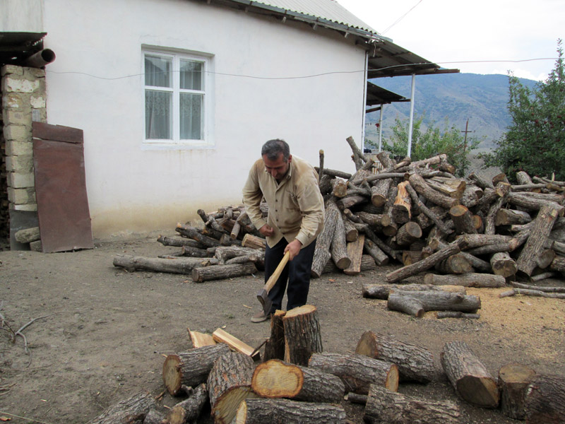 Артур наловчился прекрасно рубить левой рукой дрова, хотя видно, что боли его сопровождают во время этой работы... Артур наловчился прекрасно рубить левой рукой дрова, хотя видно, что боли его сопровождают во время этой работы...