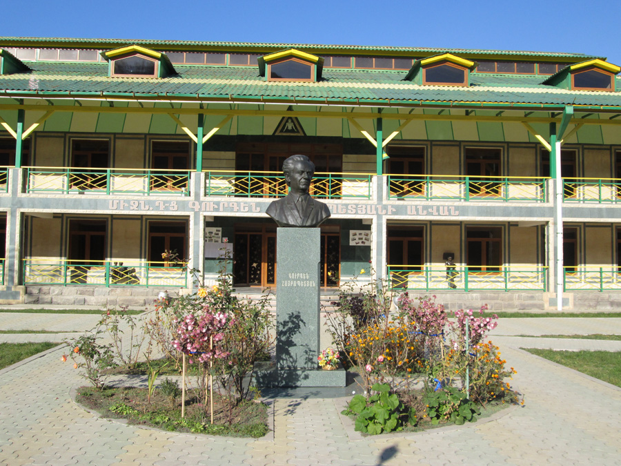 Бюст отца Левона Гургеновича Гургена Айрапетяна перед во дворе школы с.Ванк. Бюст отца Левона Гургеновича Гургена Айрапетяна перед во дворе школы с.Ванк.