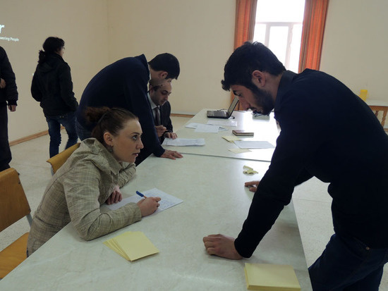 Регистрацию участников съезда проводит Диана Мовсисян. Регистрацию участников съезда проводит Диана Мовсисян.