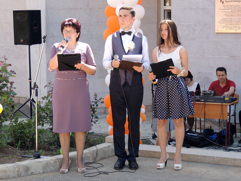 Завуч школы школы Цовинар Григорян открывает и ведёт мероприятие вместе с учениками школы.