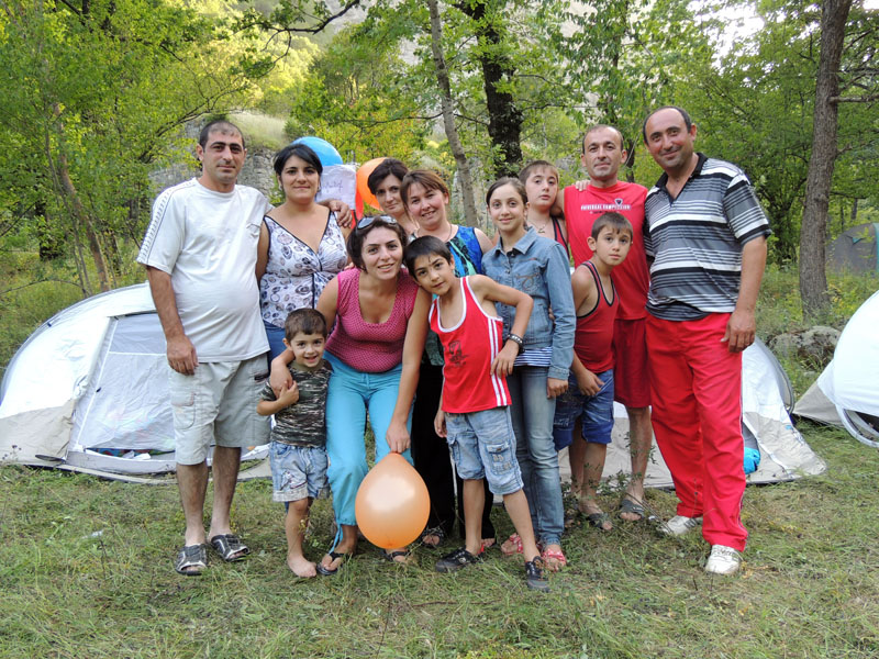 Три семьи участников соревнования. Три семьи участников соревнования.