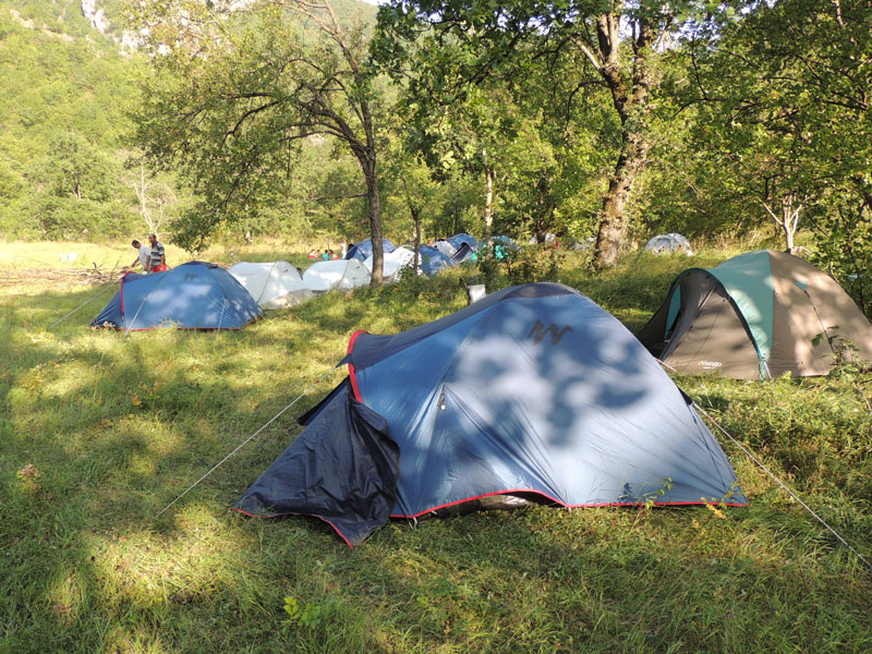 Все палатки уже установлены. Все палатки уже установлены.