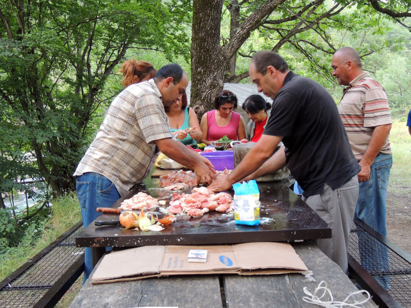 Мужчины готовят мясо для шашлыка, а женщины... Мужчины готовят мясо для шашлыка, а женщины...
