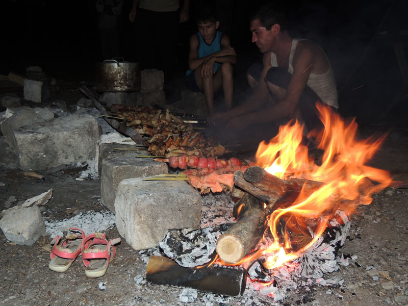 Ужин - шашлыки. Ужин - шашлыки.