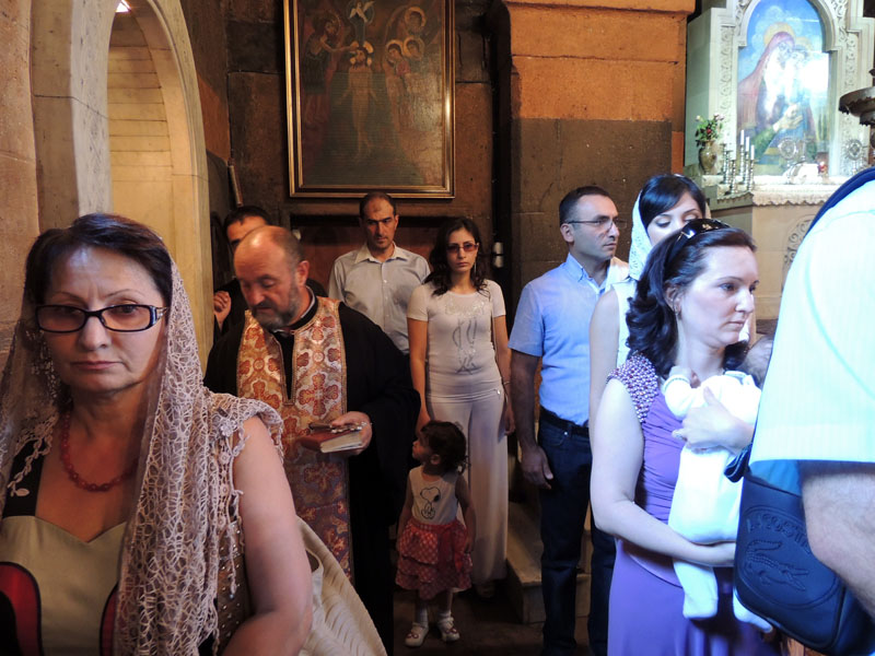 Священник дал "команду" повернуться всем спиной.