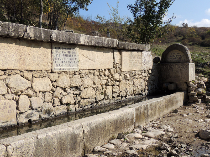 Родник в святом месте "Сарибек". с.Карашен. Родник в святом месте "Сарибек". с.Карашен.