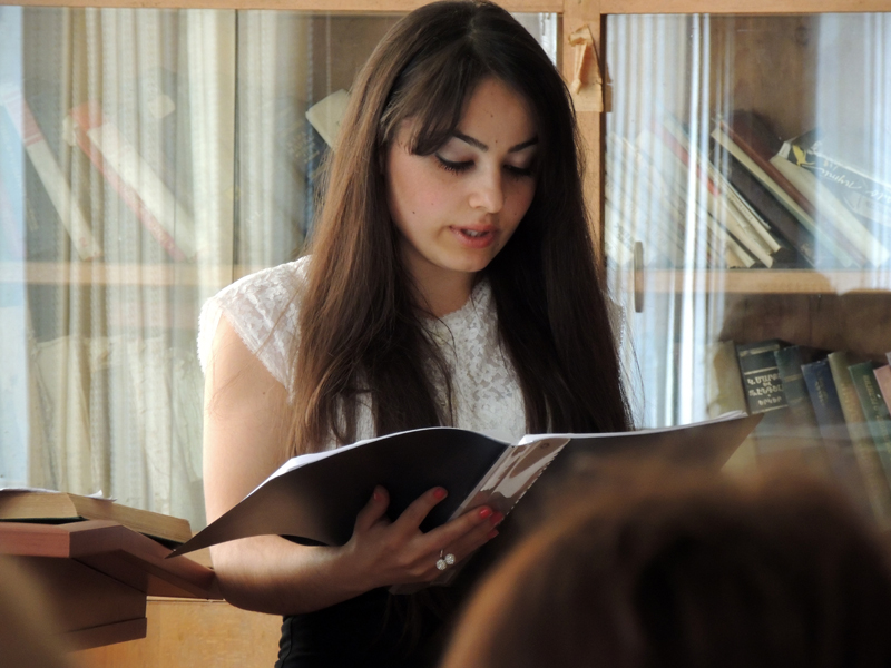 Ида читает зарисовку из рассказов Мастера. Ида читает зарисовку из рассказов Мастера.