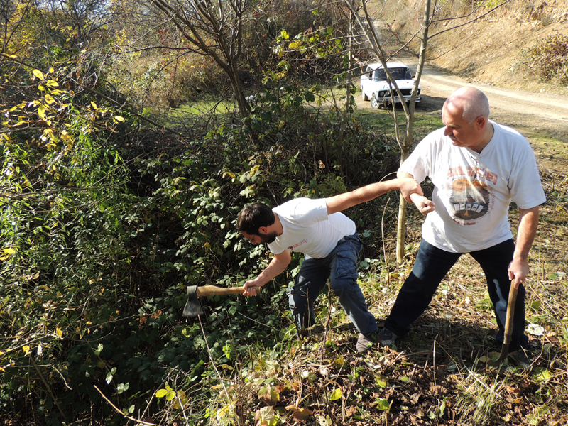 В боковой части моста тоже росли кусты. Подстраховываю Армана, который вырубает эти кусты. В боковой части моста тоже росли кусты. Подстраховываю Армана, который вырубает эти кусты.