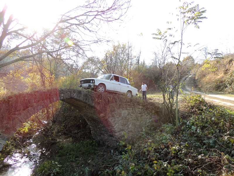 Я въезжаю на мост на своей "шестёрке"... Я въезжаю на мост на своей "шестёрке"...